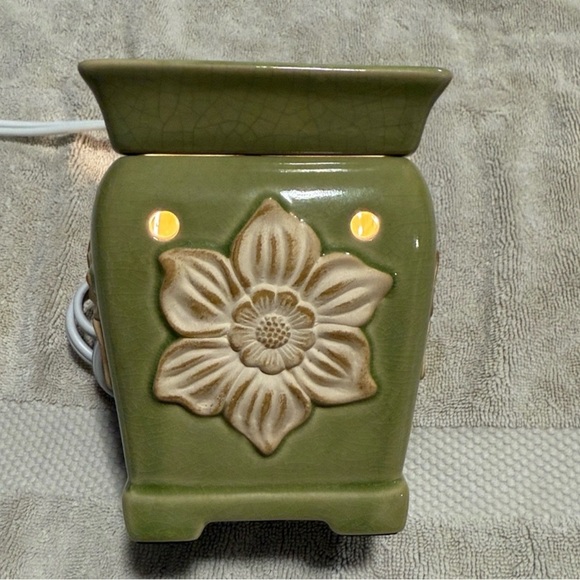 Scentsy Green Floral Electric Wax Warmer - Picture 2 of 5